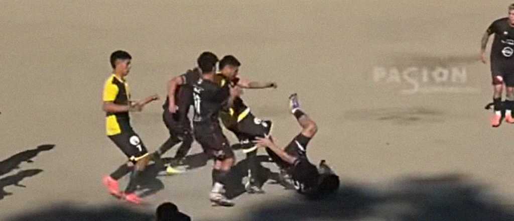 Video: trompadas y patadas en un escandaloso partido en San Rafael