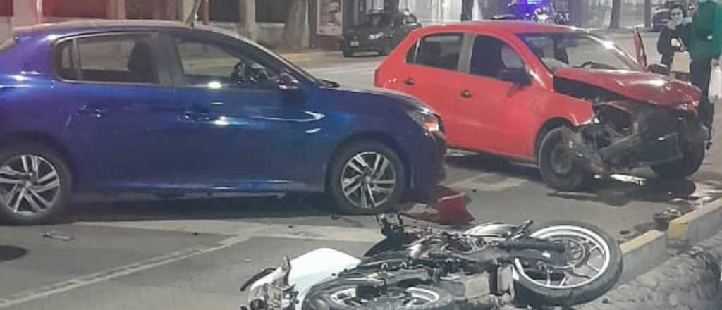 Un motociclista pasó en rojo y chocó contra dos autos en Emilio Civit