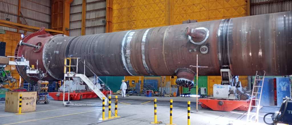 Reanudan el traslado del reactor gigante de IMPSA