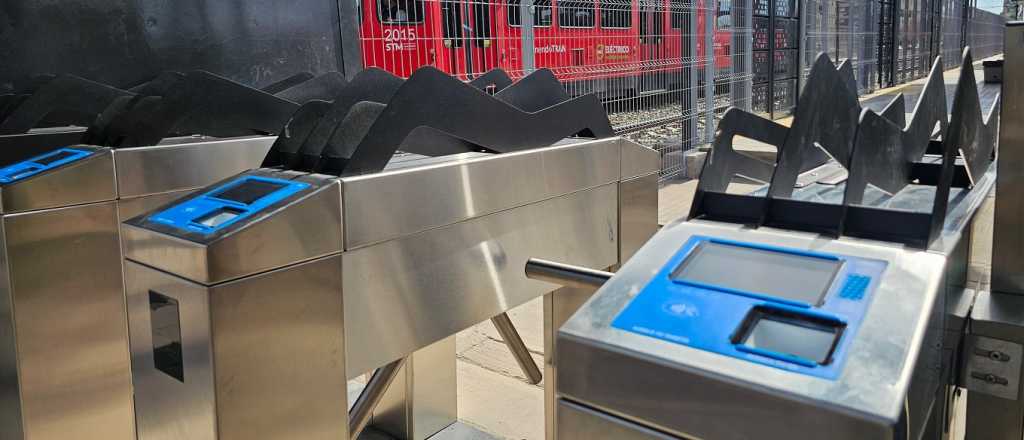 Ya funcionan tres nuevos paradores inteligentes del Metrotranvía en Ciudad