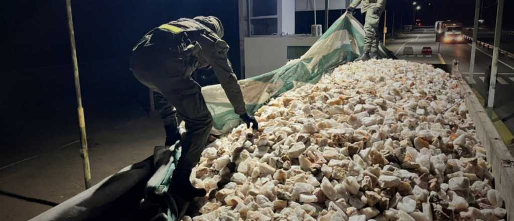 Interceptan un camión con cuarzo ilegal camino a Mendoza