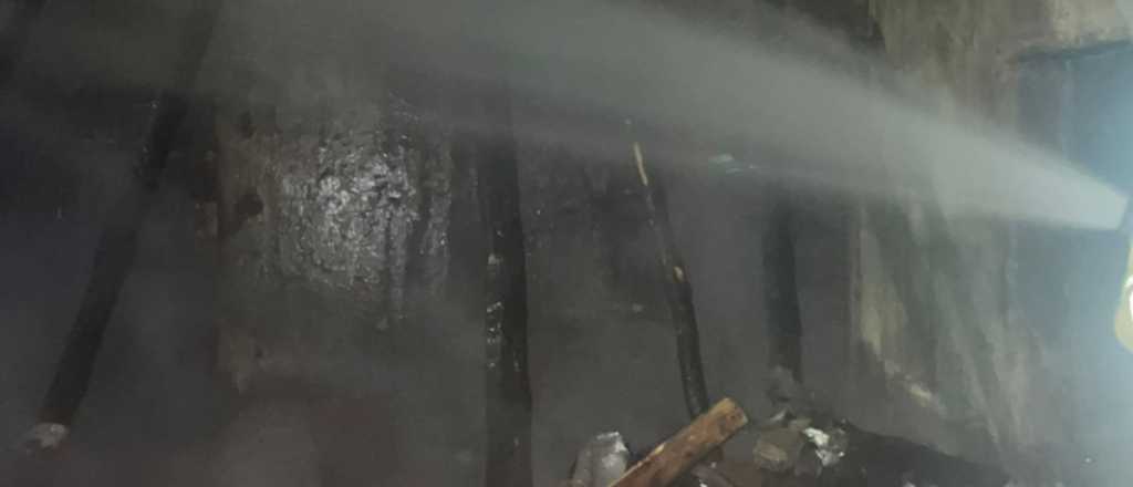 Mientras hacía una denuncia por violencia de género su casa se incendió