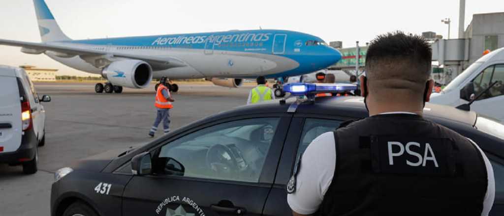 Azafata cayó con un botín millonario en joyas, diamantes, oro y dólares en Ezeiza