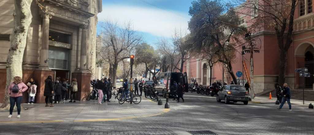 Mecheras en Ciudad: esperaban que salieran del banco y les robaban