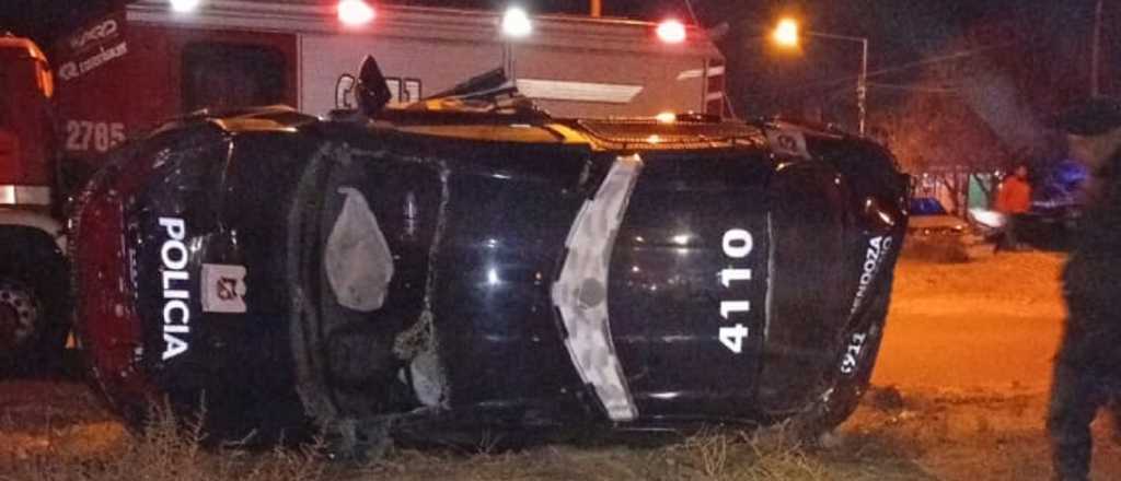 Videos: un patrullero volc&oacute; tras chocar contra un auto en San Rafael