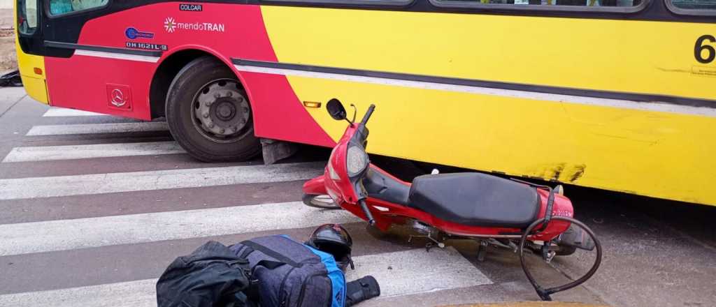 Un micro choc&oacute; a un motociclista en Ciudad