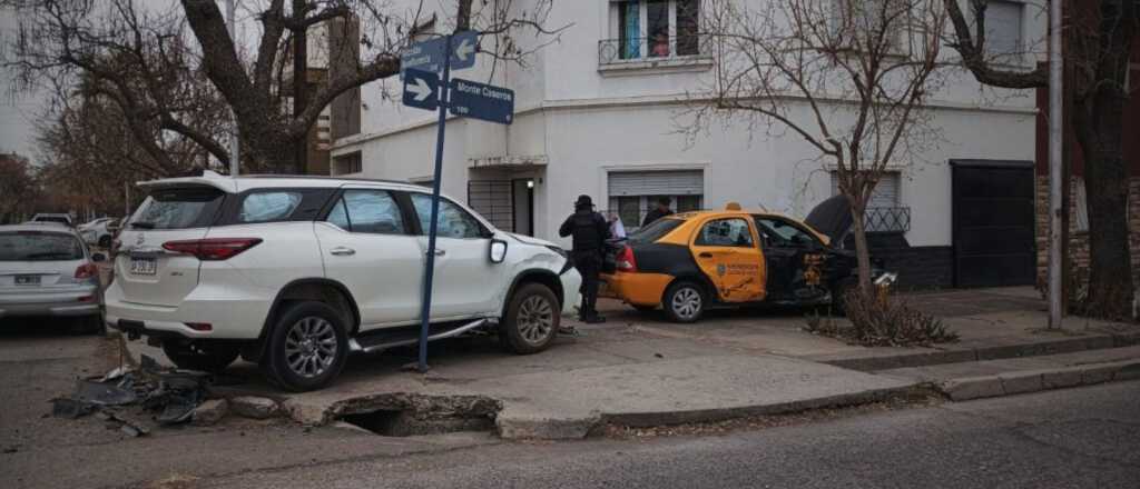 Una camioneta choc&oacute; con un taxi en San Rafael y quedaron sobre la vereda