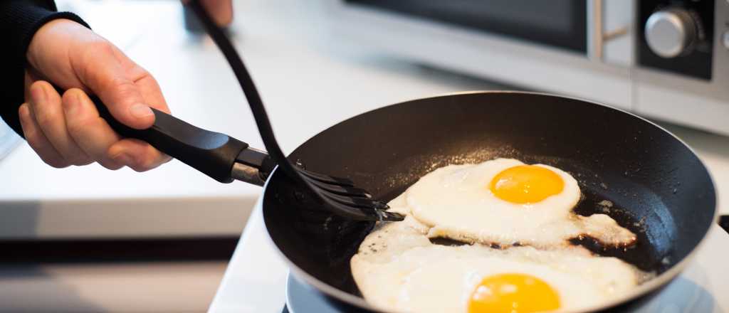 Huevo frito delicioso y sin que se pegue en la sartén: paso a paso