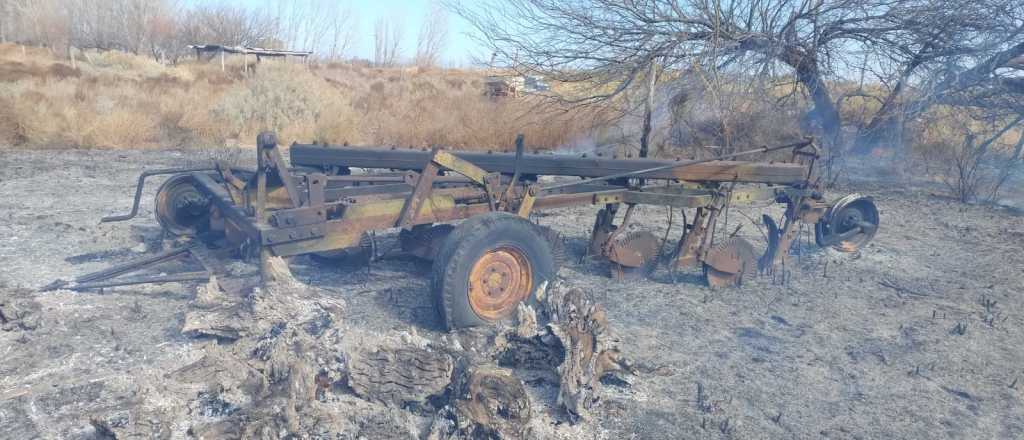 Un incendio en una finca de Rivadavia quem&oacute; equipos agr&iacute;colas y maleza