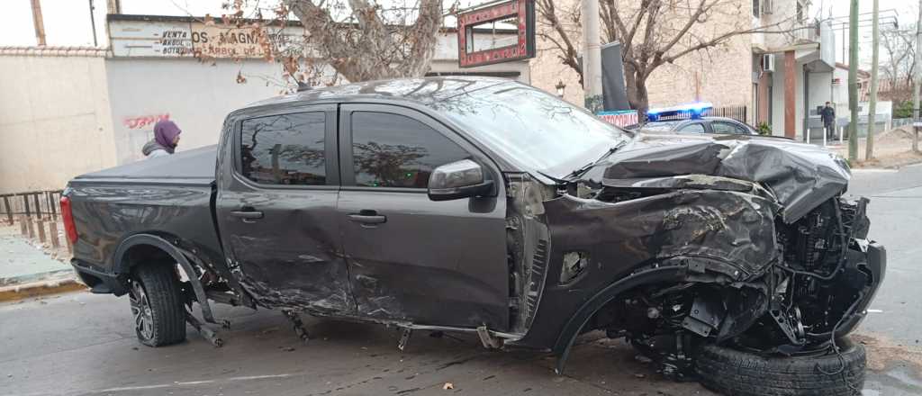 Manejaba borracho, cruzó en rojo y chocó con una camioneta en Guaymallén