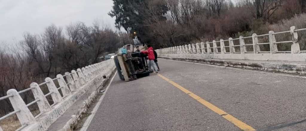 Un conductor volcó sobre un puente en San Rafael