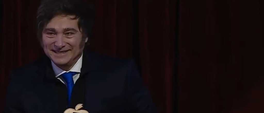 Milei fue premiado, atacó la justicia social y volvió a elogiar el film de Francella