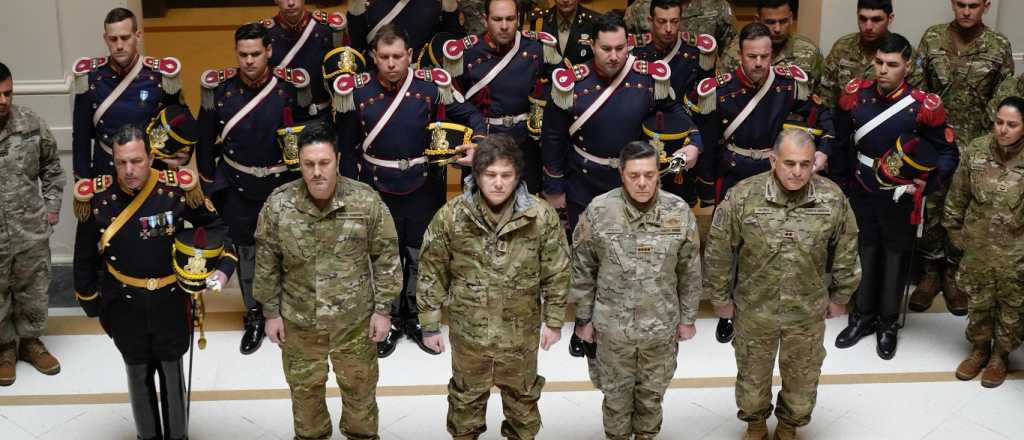 Uniformados, Petri y Milei homenajearon a San Mart&iacute;n junto a granaderos