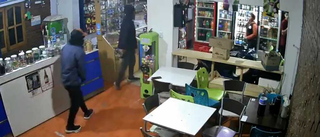 Video: un comerciante, saqueado por ladrones mientras atendía en San Rafael