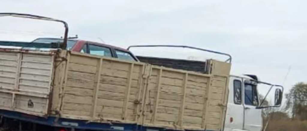 Un camionero mendocino llevaba un auto robado "escondido"