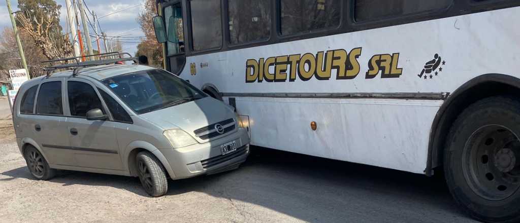 Aparatoso choque entre un auto y un micro en Rivadavia