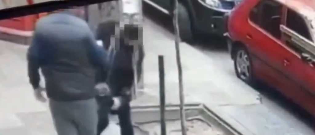 Video: un vendedor de medias fue detenido por robar una bici en el Centro