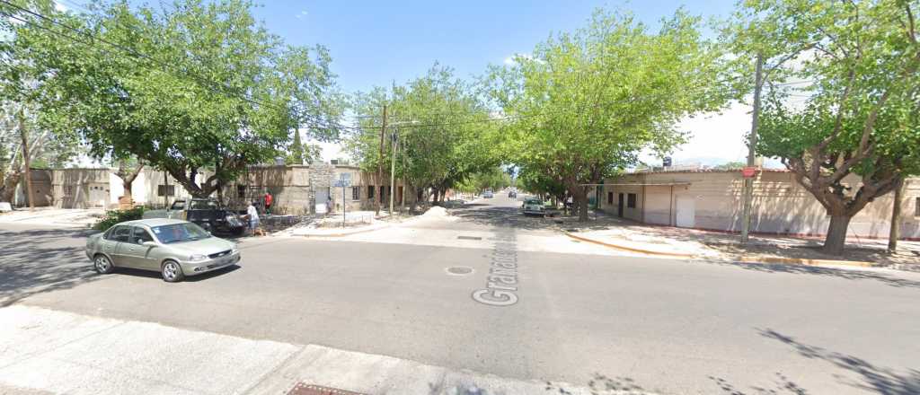 Estacionó en la vereda y le robaron la moto y el iPhone en Guaymallén