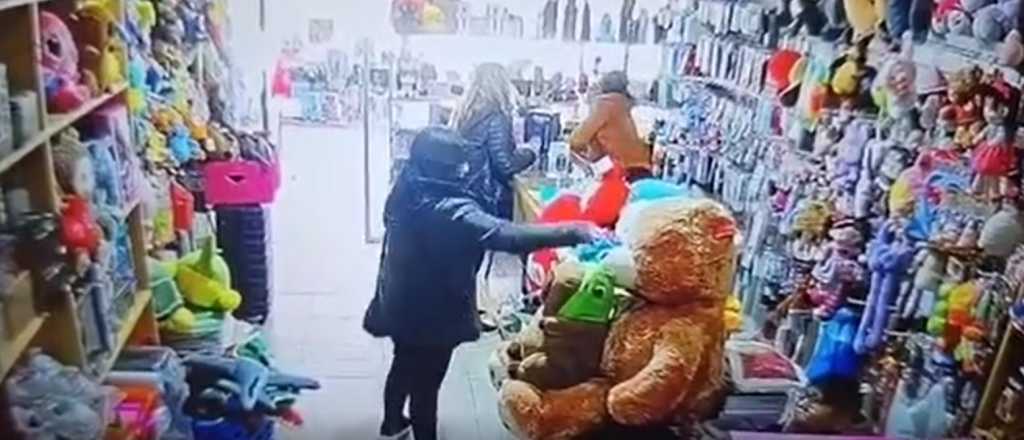 Video: mecheras fueron escrachadas robando peluches en San Carlos