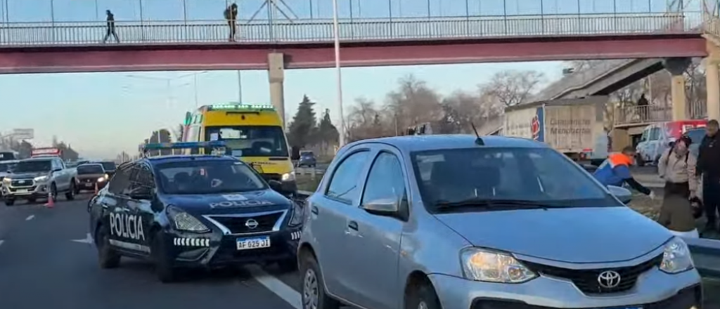 Un auto chocó a una moto en Acceso Sur