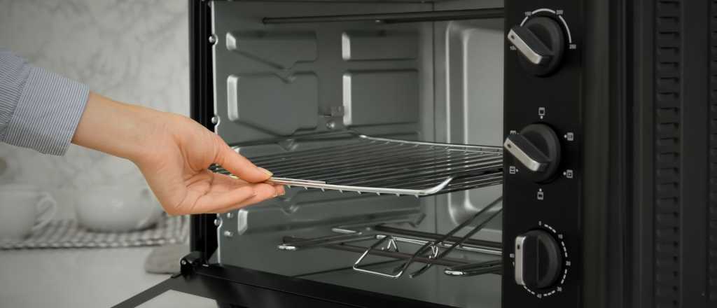 El truco casero para limpiar tu horno eléctrico que arrasa en TikTok