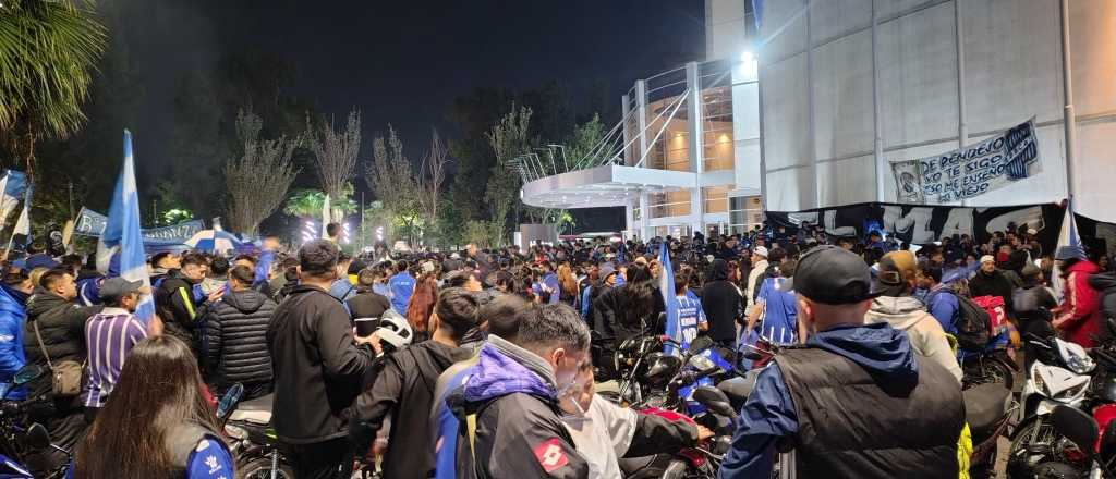 Una multitud de hinchas del Tomba en el banderazo en busca de la haza&ntilde;a