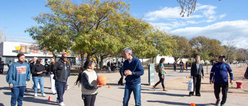 Ulpiano Suarez entregó kits deportivos a escuelas de la Ciudad