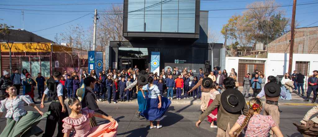 Ciudad despide agosto con una peña sanmartiniana en Plaza Independencia