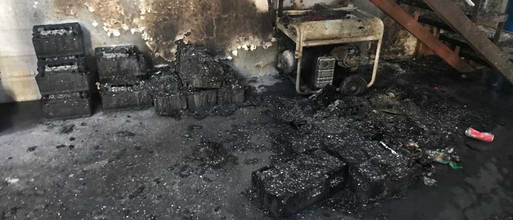 Se incendió un local de venta de baterías en Maipú