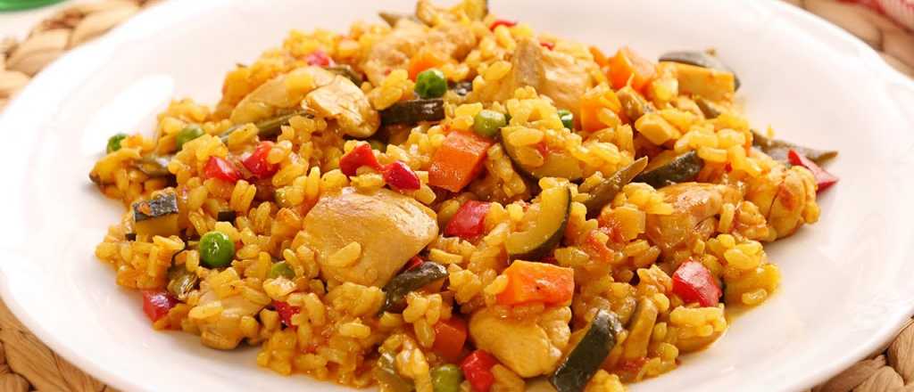 Arroz con pollo y vegetales: el tip para que quede cremoso