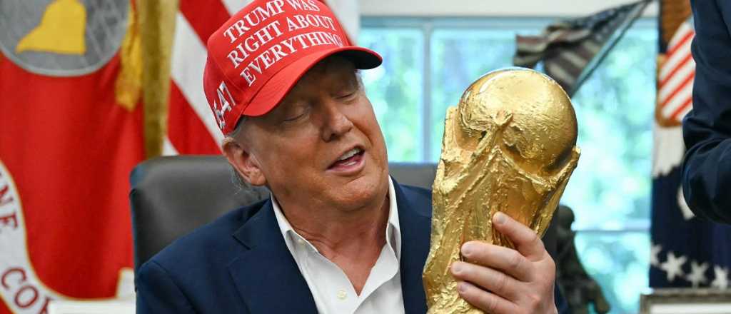 "¿Me la puedo quedar?": por qué Donald Trump levantó la Copa del Mundo