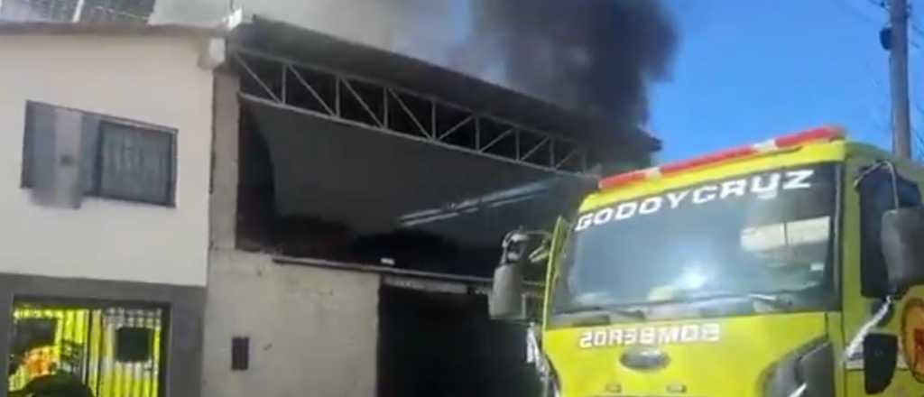 Videos: ardió una fábrica a metros de la Plaza Godoy Cruz