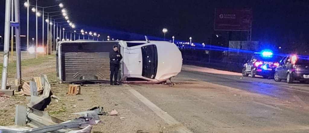 Un conductor alcoholizado volc&oacute; con su camioneta en el Acceso Sur y Ar&aacute;oz