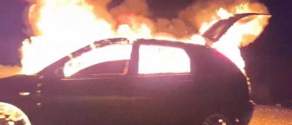 Video: se incendió el auto de una pareja que regresaba de Las Leñas