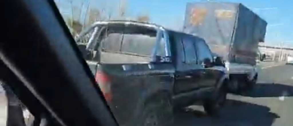 Cuatro vehículos chocaron en cadena en el Acceso Sur: volcó un auto