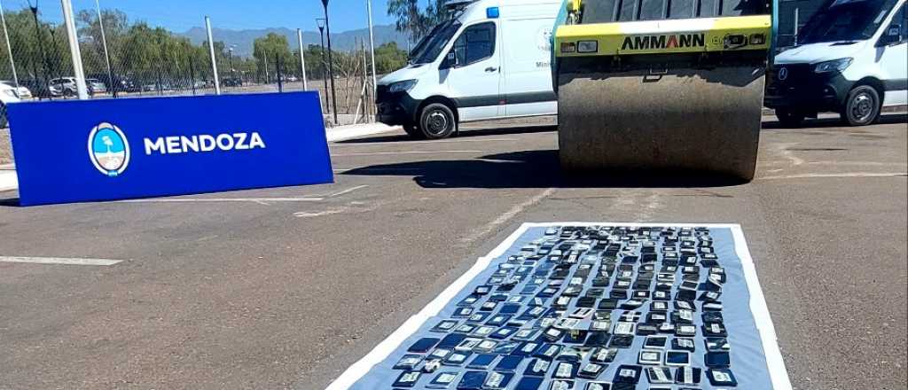 Video: el Gobierno le pasó una aplanadora a 5 mil celulares que eran de presos