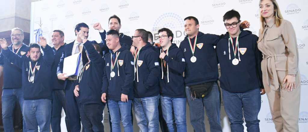 Fernández Sagasti distinguió a más de 100 deportistas en el Senado