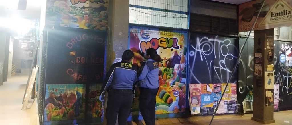 Robaron en un kiosco frente a la plaza Independencia y fueron detenidos
