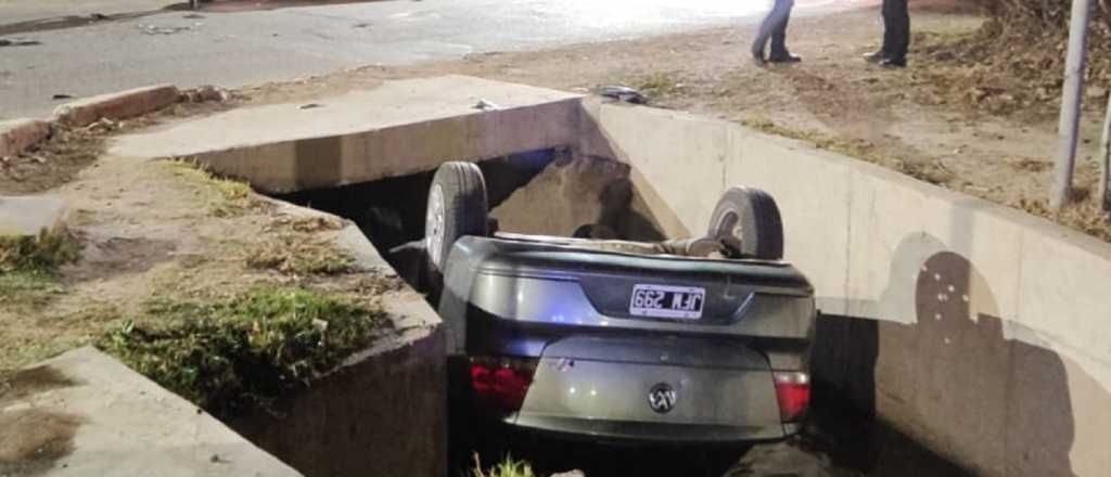 Impact&oacute; con otro auto, volc&oacute; y termin&oacute; en un zanj&oacute;n en Guaymall&eacute;n