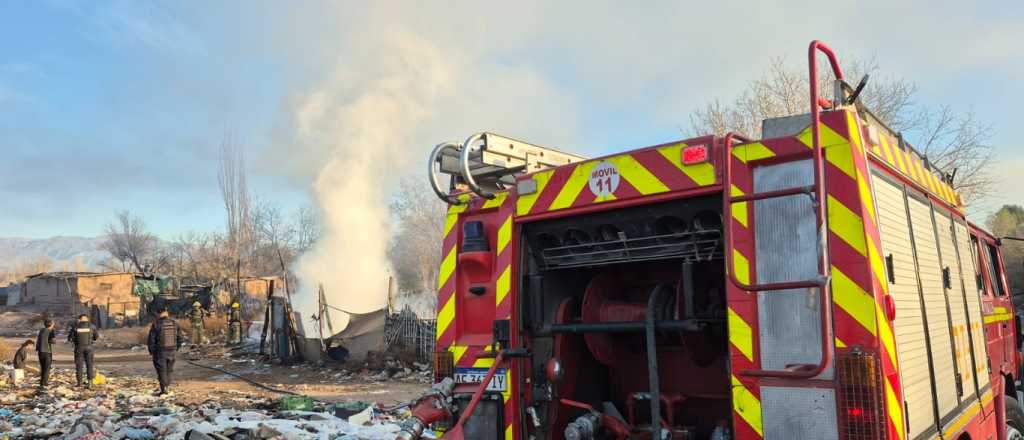 Un incendio consumi&oacute; una casa en un asentamiento de Guaymall&eacute;n