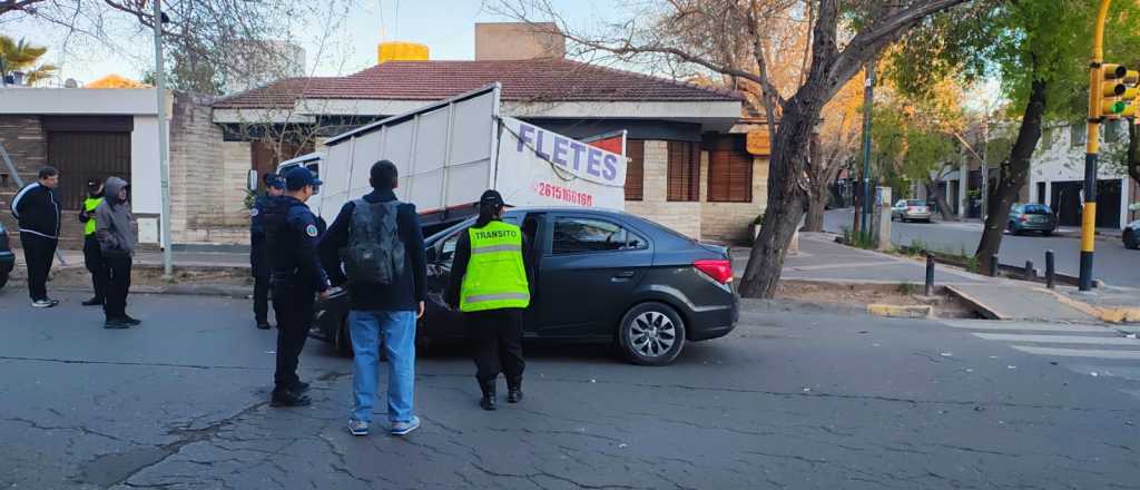 Dos autos chocaron en Ciudad y empujaron a un camión a la acequia