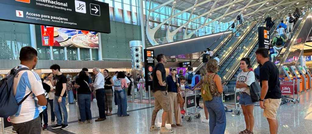 La salida de argentinos al extranjero super&oacute; la llegada de turistas