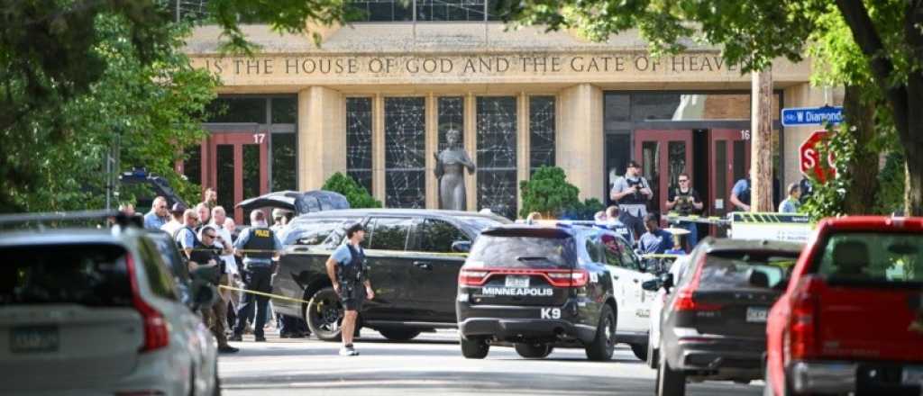 Mataron a dos niños en un tiroteo en una escuela católica en Minneapolis