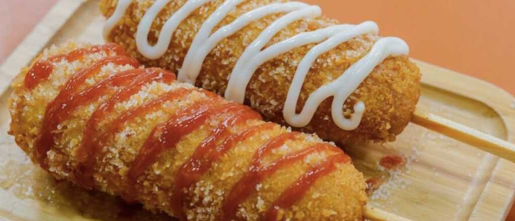 Banderillas coreanas: la receta viral con salchicha, queso y papa