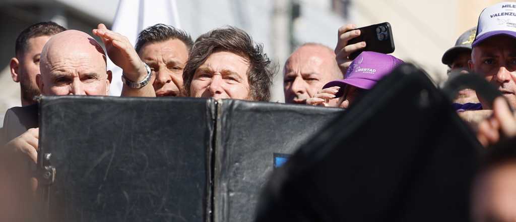 Video: piedrazos a la caravana de Milei y Espert escapó en moto