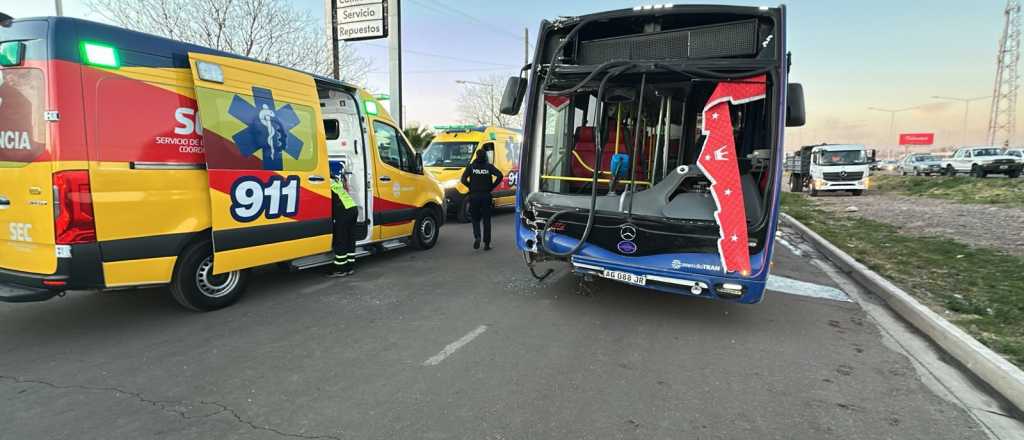 Un colectivo derrap&oacute; en el Acceso Sur y hubo pasajeros con heridas leves