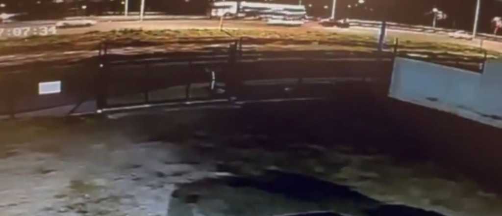 Video: as&iacute; fue el accidente del colectivo que derrap&oacute; en el Acceso Sur