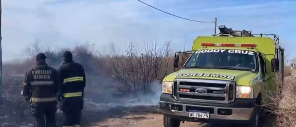 Mientras ard&iacute;a un basural en Godoy Cruz, un cami&oacute;n cay&oacute; a un barranco 