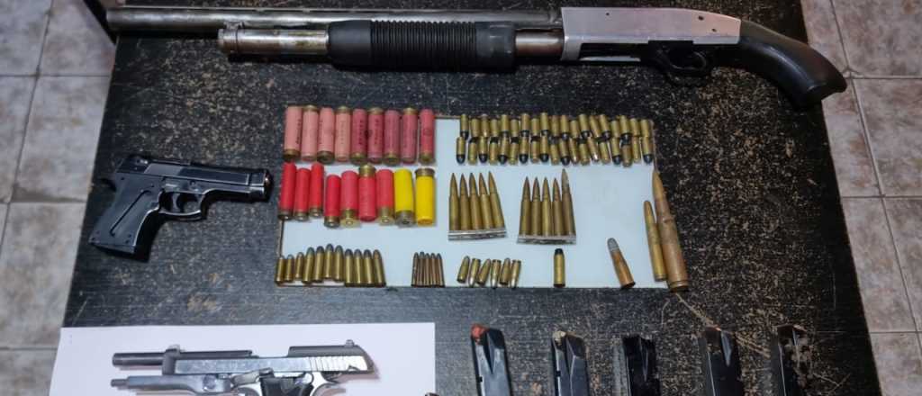 Tres detenidos en Guaymall&eacute;n por tenencia de armas y municiones