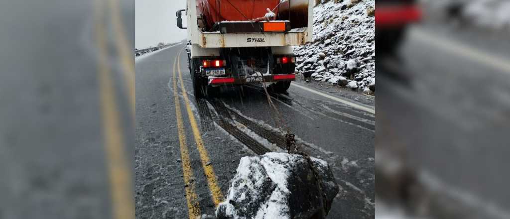 Varias rutas cortadas por las intensas lluvias y nevadas